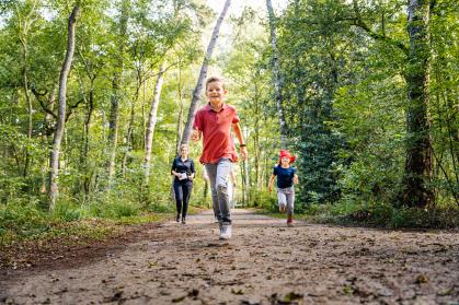 rennende kinderen in het bos