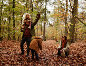 gezin in het bos