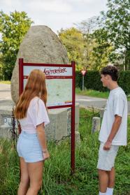 personen die kijken naar een routebord