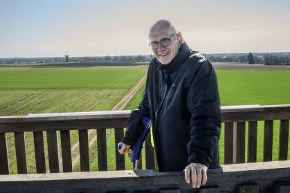 Mans Koster bovenop de Uitkijktoren Needse Berg