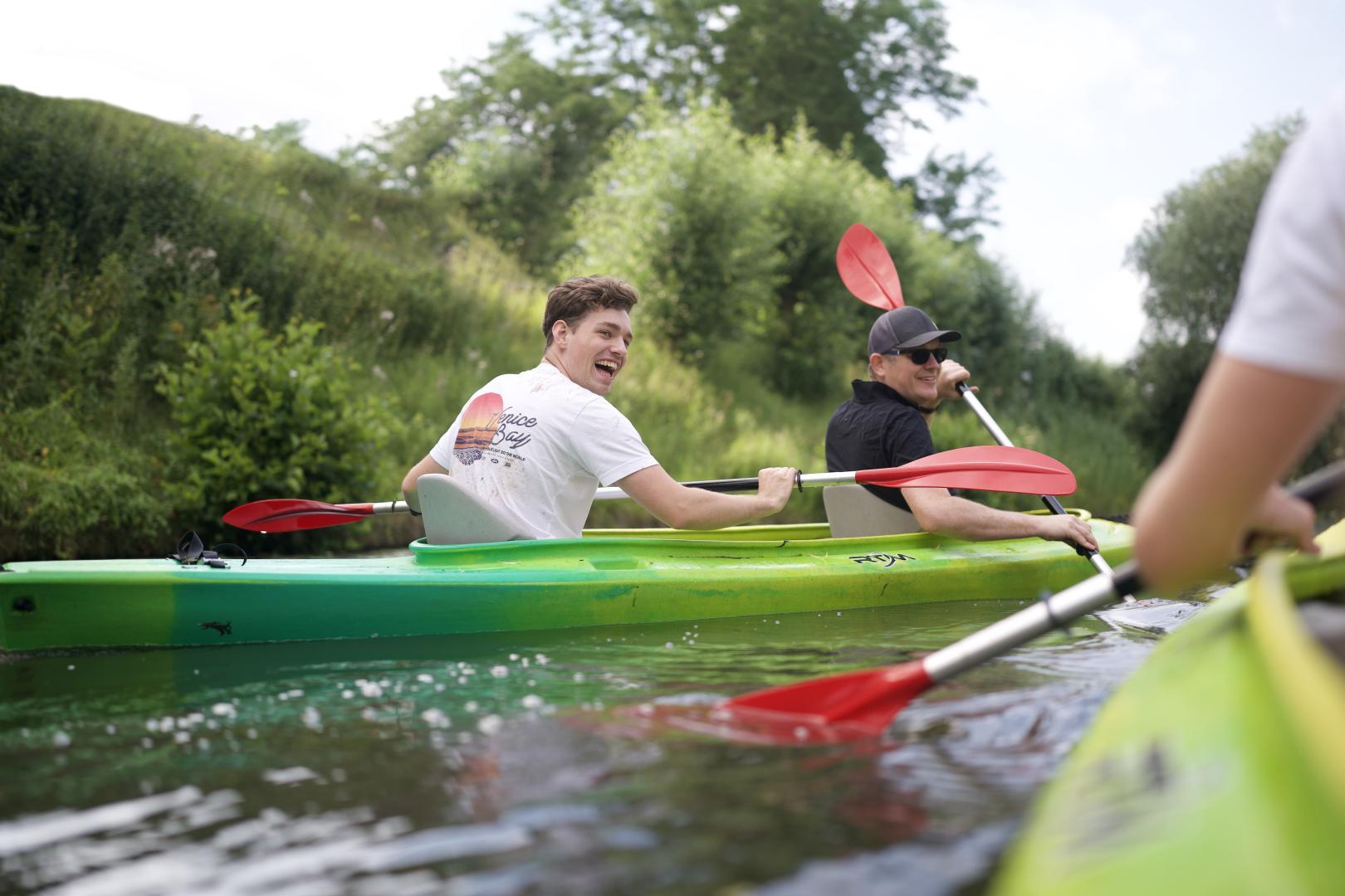 mensen die kanovaren