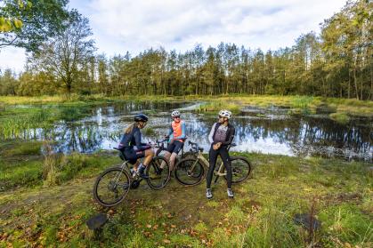mountainbikers die uitrusten bij een plas water