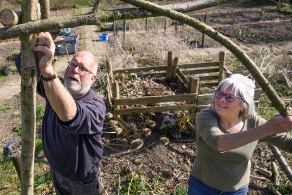 Anna en Aart aan het werk bij Natuurlijk Buiten