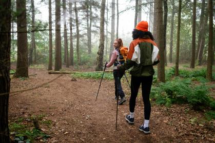 wandelende mensen in een bos