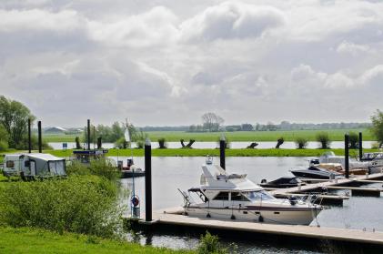 Boten aangemeerd in jachthaven